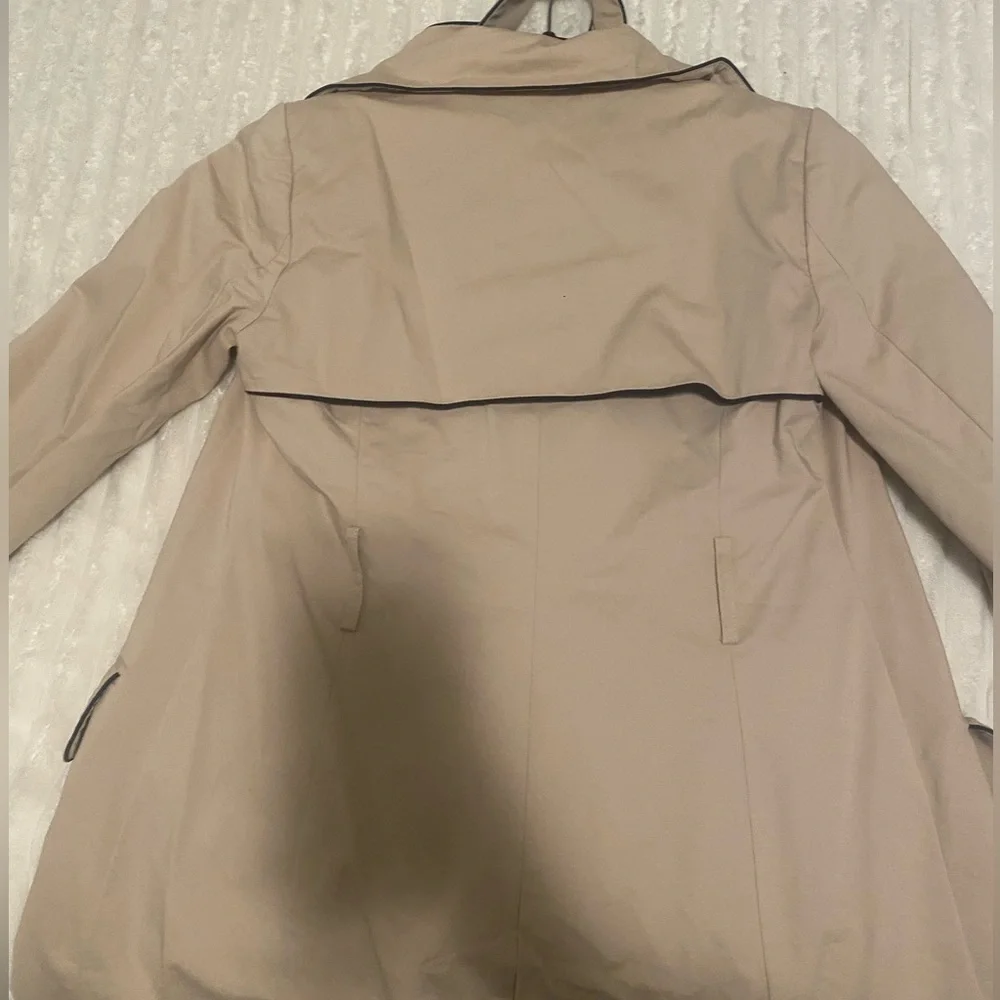 Cute old money trench coat , only worn twice. I’m 5,4 fits me about mid thigh - Picture 3 of 3